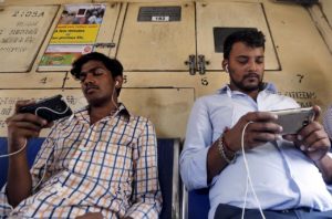 Mobiles Mumbai Train