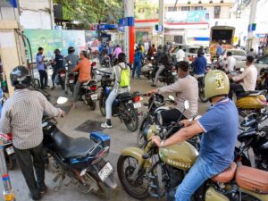 petrol-pump-queue