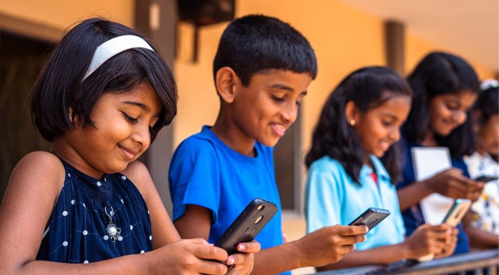 indian-children-smartphones