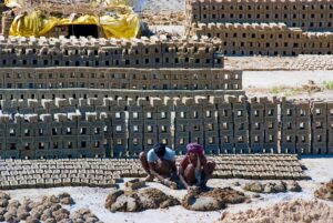 Labourers-prepare-bricks