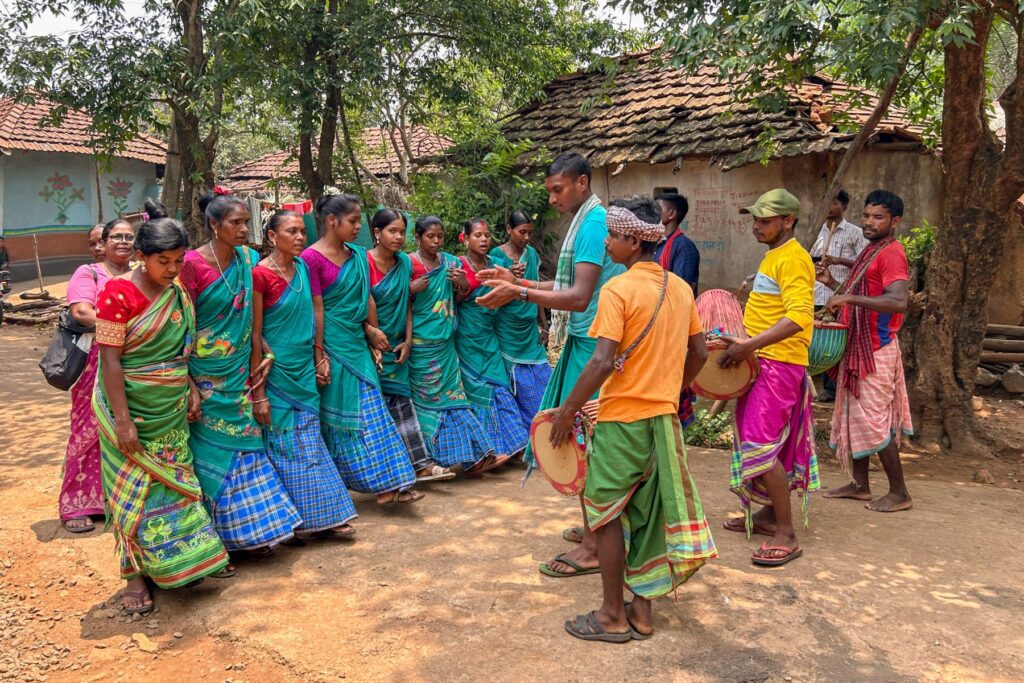 Dumka-Adivasi-villagers-perform-traditional-dance