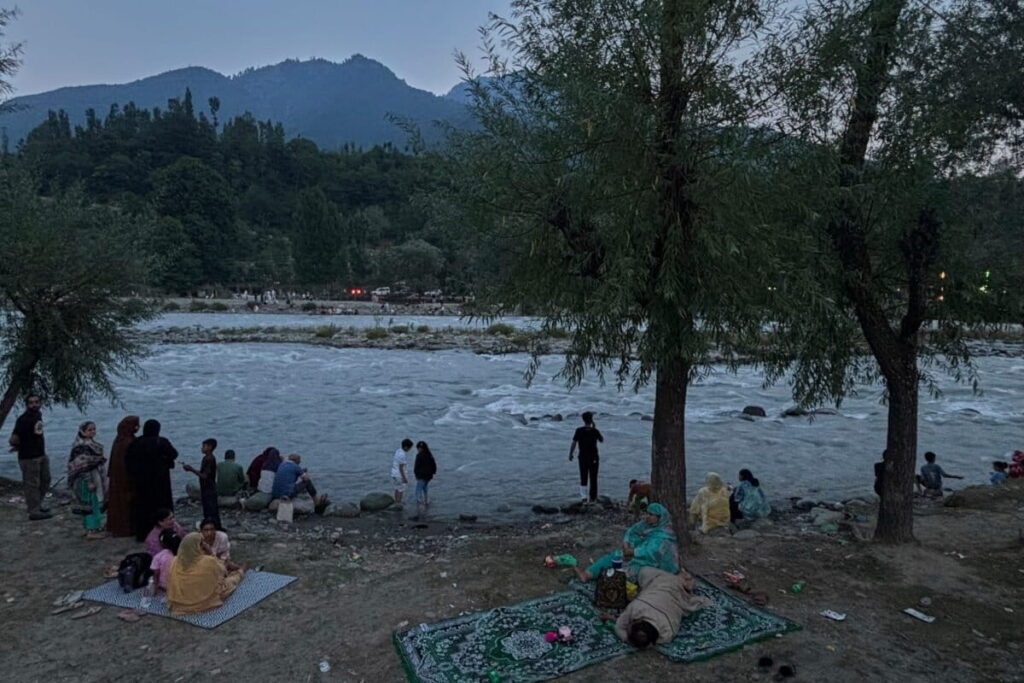 people cool off Kashmir