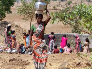 women fetch water Maharashtra village